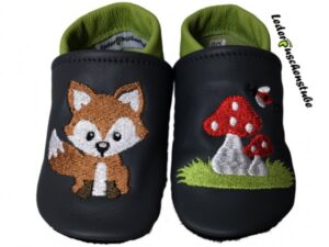Fuchs sitzt 2 Pilzchen & Käfer Fluglinie